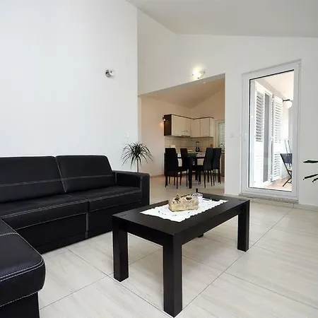 Apartment Ljiljana *