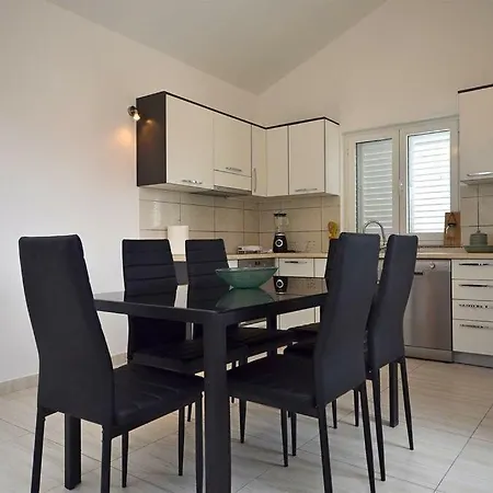Apartment Ljiljana *